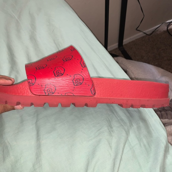 gucci skull slides